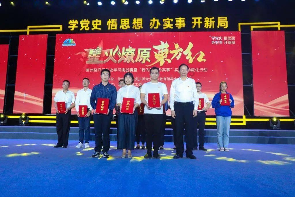 爷爷为逗孙子开心40元买大鹅当宠物
